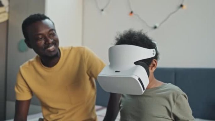 儿子和爸爸使用VR护目镜