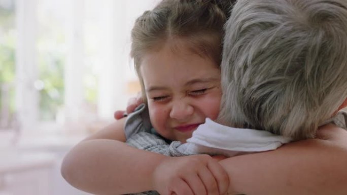 快乐的小女孩拥抱祖母微笑拥抱孙女爱奶奶享受亲情家庭概念4k镜头