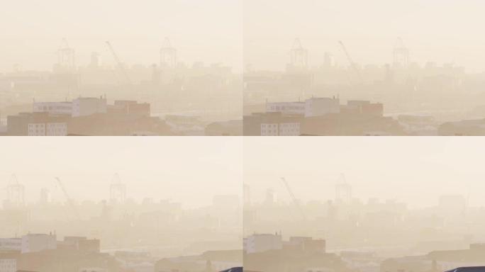 多栋建筑物和船厂被雾覆盖的城市景观的总体视图