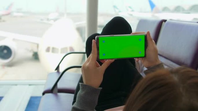 机场候机室使用电话，绿屏