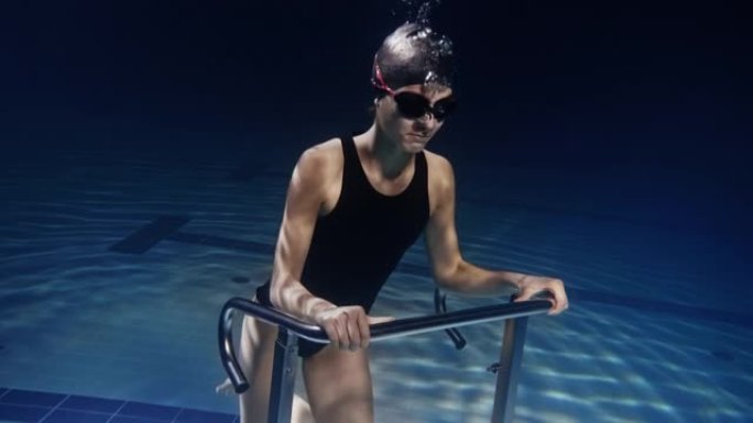 在水下固定跑步机上，运动，健身，健康生活方式，娱乐的运动理念