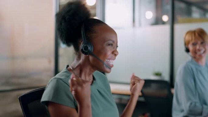 黑人妇女，拳头庆祝活动和电话营销成功，为呼叫中心咨询，crm客户支持和办公室幸福。非洲女性、员工成就