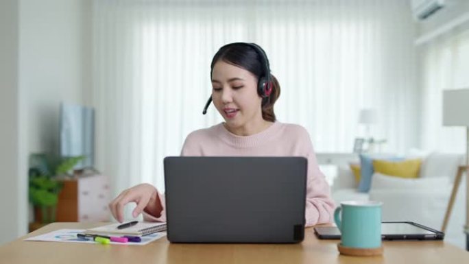 亚洲女性在家使用电脑视频会议