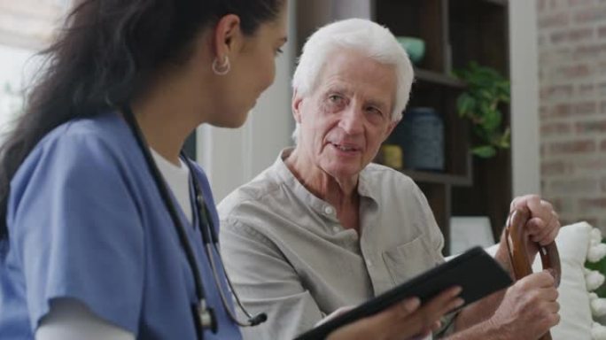 4k视频片段，一名女护士与她的老年患者进行了检查