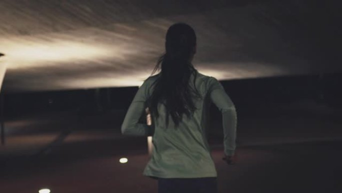 女人在城市慢跑夜跑快跑向前跑励志