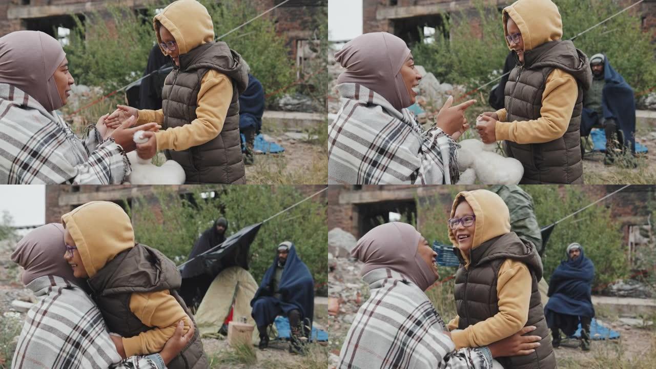 母女在难民营玩耍穆斯林宗教战乱