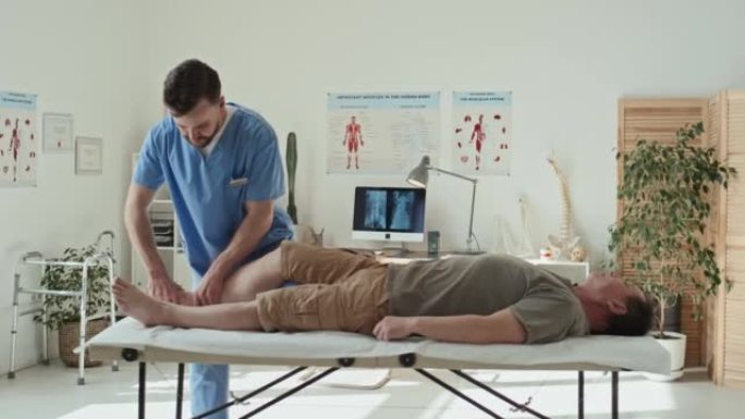 物理治疗师在病人的腿上做运动