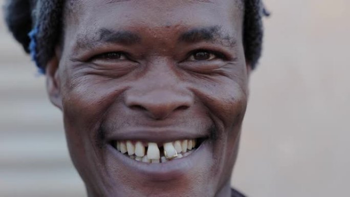 一个微笑的非洲黑人成年男子的特写面部肖像
