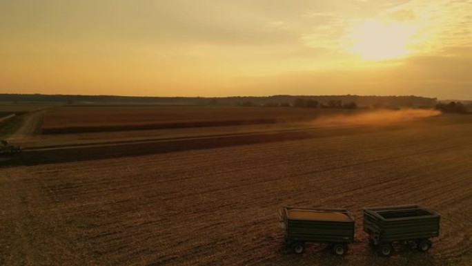 空中农民利用农业机械耕种田地