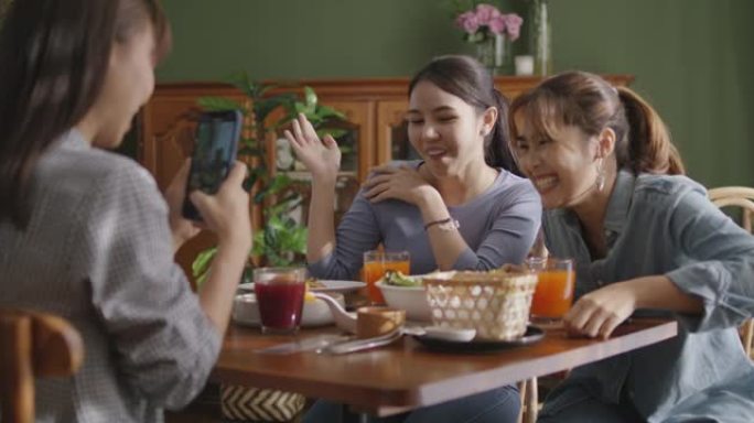 博客作者reel tiktok在咖啡馆的内容创建者中记录有趣的分享谈话。