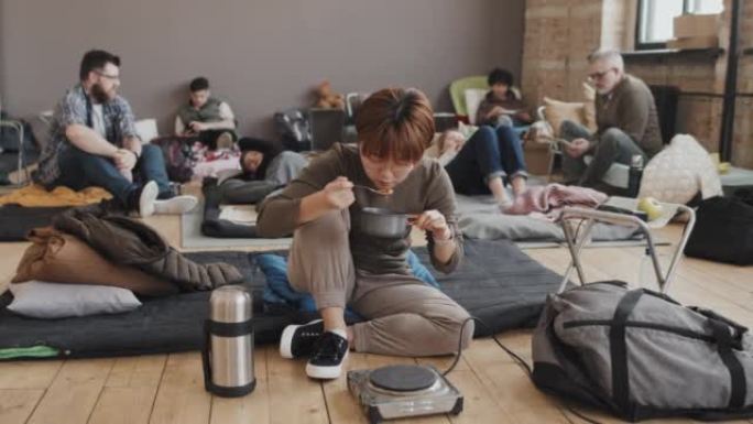 女人在避难所品尝食物