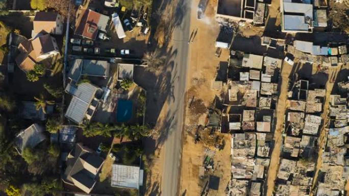 不平等。非正式定居点Kya Sands棚户区的空中特写直下视图，就在南非豪登省中产阶级郊区住房旁边