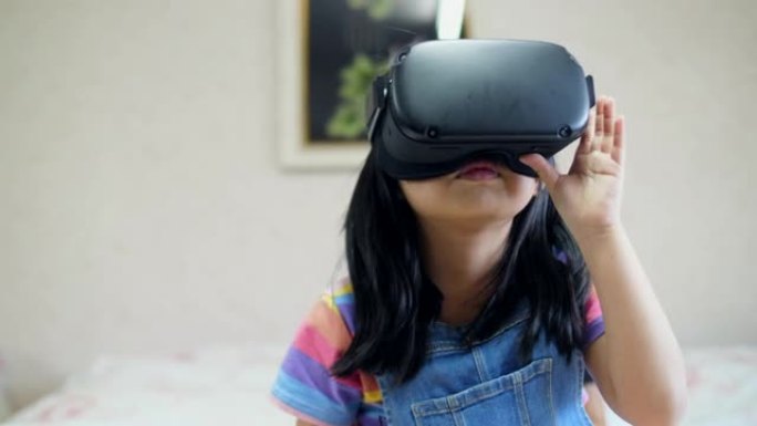在家使用虚拟现实眼镜的女孩