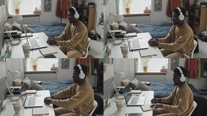 男子通过笔记本电脑上的视频通话进行在线课程