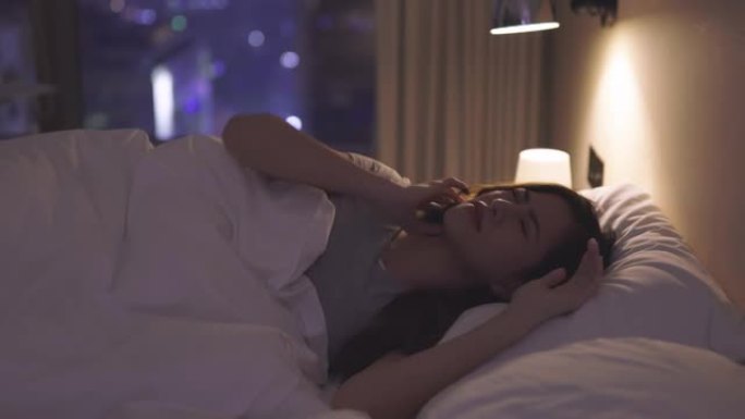 亚洲妇女失去睡眠亚洲妇女失去睡眠失眠床上