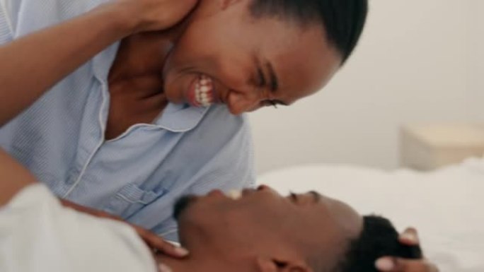 爱，抚摸和卧室的亲密关系，有趣的黑人夫妇在家里嬉戏和亲密。快乐的男人和女人放松，休息和交谈以建立健康