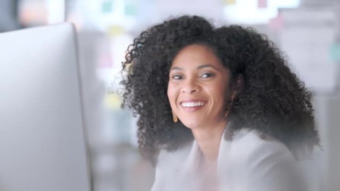 女企业家微笑着，看着开心，坐在电脑前，对自己的创业充满信心。友好的心理学家回答提供在线治疗课程