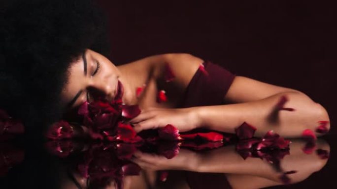 性感、性感和黑人的女人睡在玫瑰梦中的花瓣里。美丽，化妆和鲜花，诱人的睡眠，来自美国的女孩。优雅的非洲