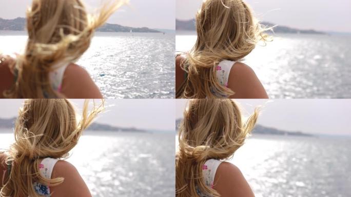慢动作看金发女人的头发在风中飞舞。