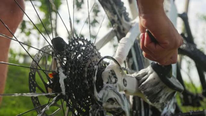 SLO MO无法识别的人用刷子清洁山地自行车