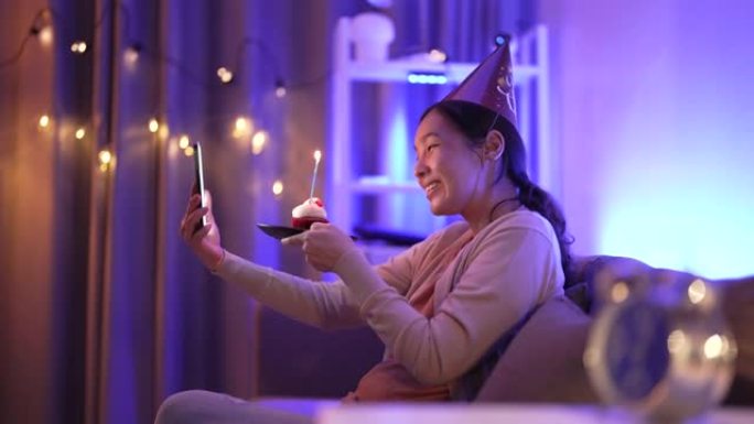 女人在智能手机上与朋友庆祝生日虚拟活动