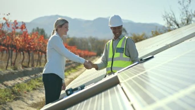 工程师，握手和平板聊天，太阳能电池板和可再生能源的维护，太阳能和升级。妇女农民和工程专家握手，欢迎并