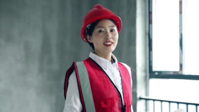 建筑工地中的女建筑师肖像