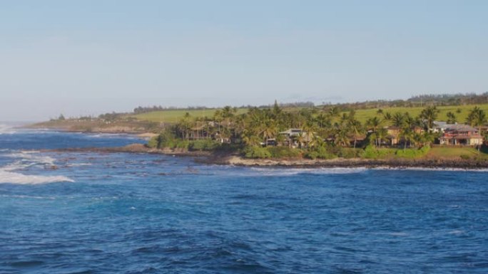 早上的毛伊岛海岸线鸟瞰图