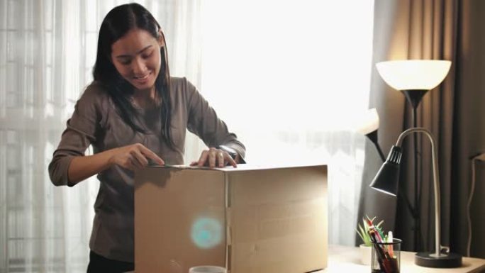 亚洲女性在家打开包装盒