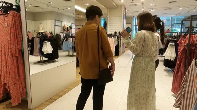 3亚洲华人女性在服装店选择服装