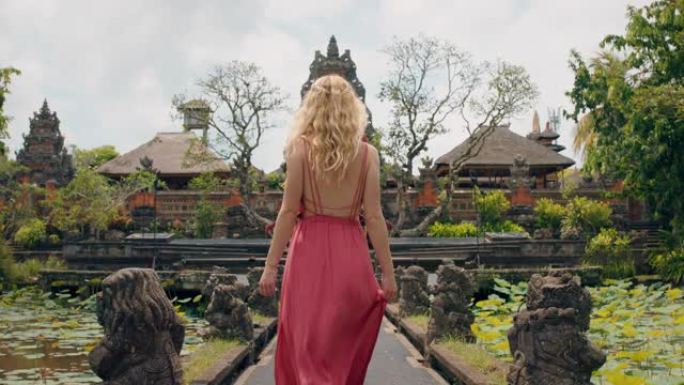 旅游女人探索萨拉斯瓦蒂神庙女游客旅游度假观光美丽的古老文化印度尼西亚巴厘岛4k