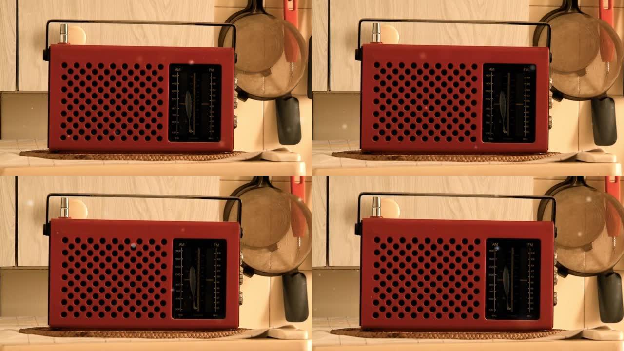厨房柜台顶部的复古红色便携式收音机。特写。