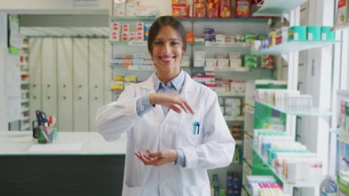 一位年轻的女药剂师顾问的肖像在镜头前微笑着，并保持在自己的手中，以便在药店进行图形实施。