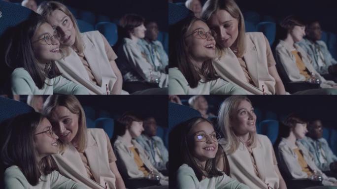 母女俩一起看电影影院观众外国人