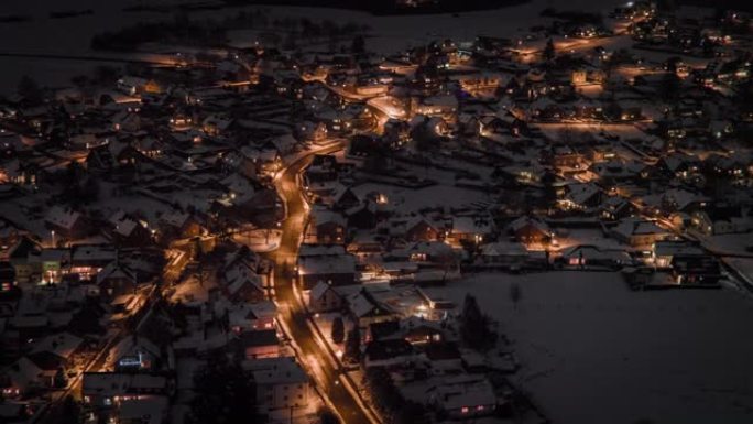 夜间白雪皑皑的村庄的鸟瞰图