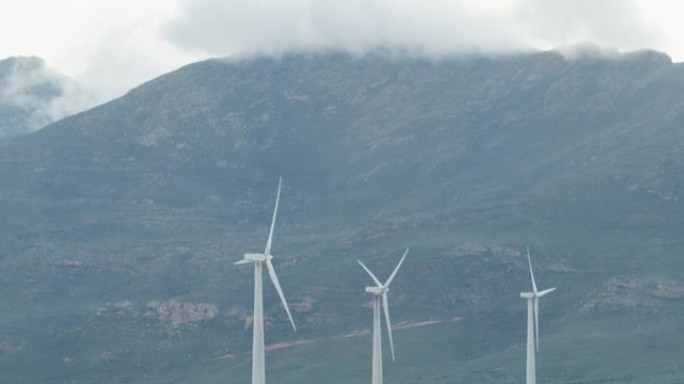 山地乡村景观中风力涡轮机的总体视图