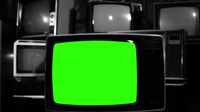在许多老式电视中，旧电视打开色度键绿色屏幕。黑白色调。特写。放大。
