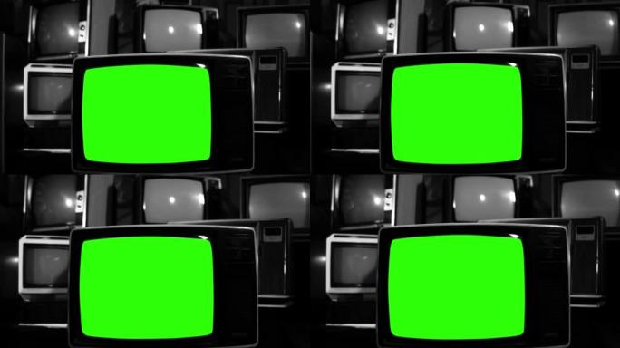 在许多老式电视中，旧电视打开色度键绿色屏幕。黑白色调。特写。放大。