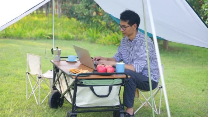 露营时在户外工作的商人