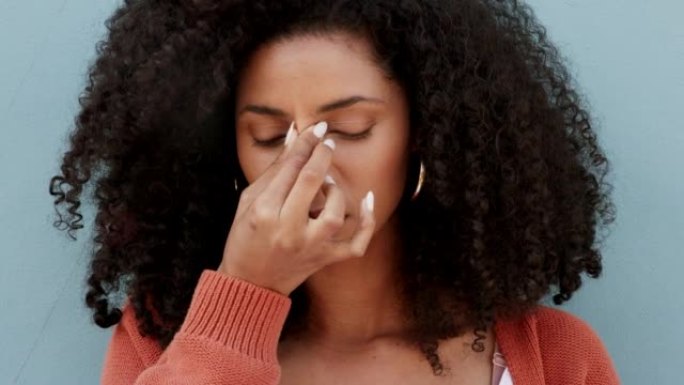 压力头痛，心灵疼痛和焦虑的一个黑人妇女从肯尼亚感到疲倦和沮丧。年轻的非洲女性的眼睛疲劳和紧张，压力大