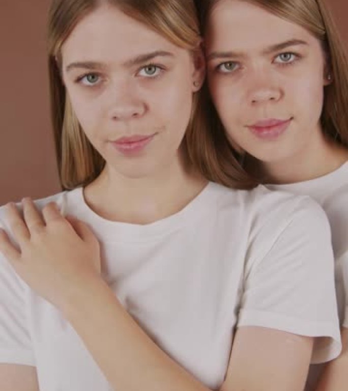双胞胎姐妹的垂直肖像