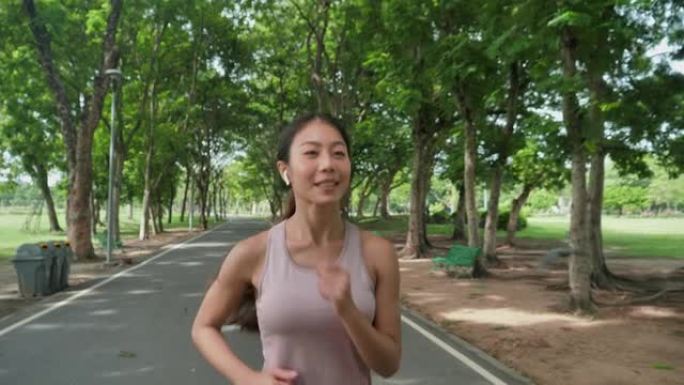 亚洲女子跑步晨跑晨练强健身心蓝牙耳机