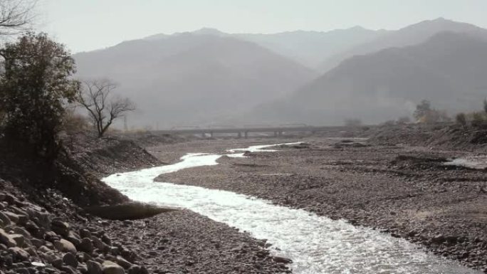 阿根廷胡胡伊省阿根廷高原 (高地) 安第斯山脉附近的一条山溪。