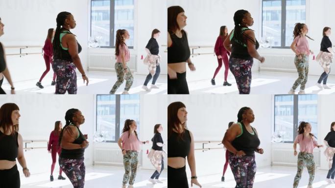 一群在健身工作室跳舞尊巴的女人