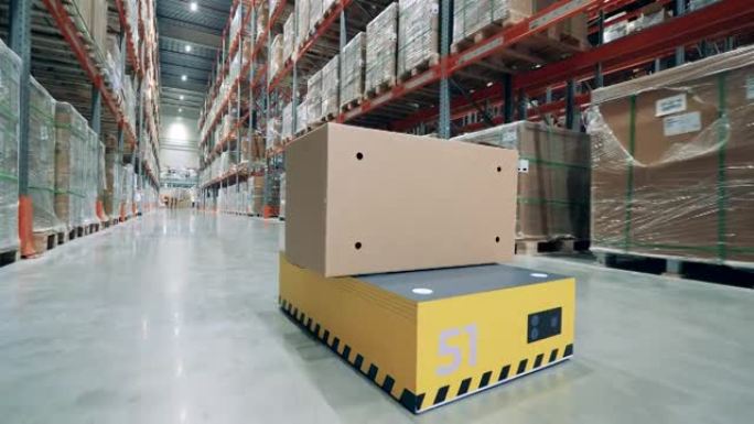 机器人运输机正在仓库中安置一个箱子