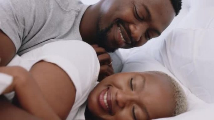 爱，亲吻和情侣在睡觉的时候在房子或公寓卧室里一起放松，平静和平静。伙伴关系，信任和浪漫的黑人男女拥抱