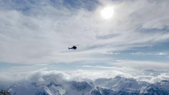 低角度视图: 直升机飞越风景如画的雪山山顶