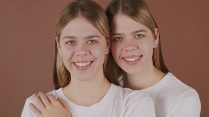 快乐双胞胎女孩摆姿势的特写