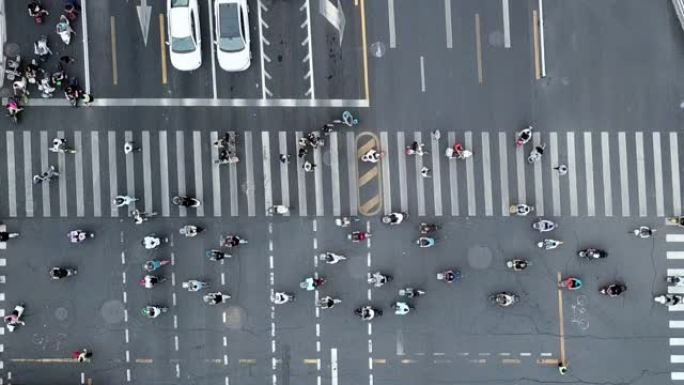 行人在拥挤的交通中走过的俯视图