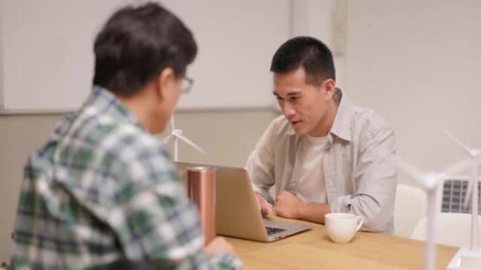 有风车模型的男人